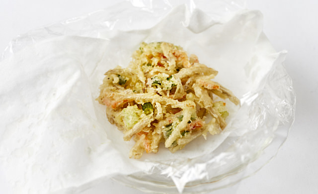 冷蔵庫で解凍したかき揚げ写真