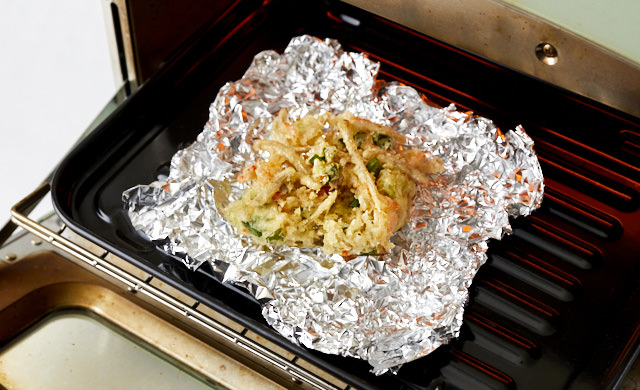 アルミホイルに天ぷらをのせた写真