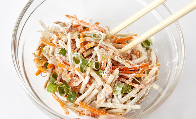 食材に小麦粉をまぶしている写真