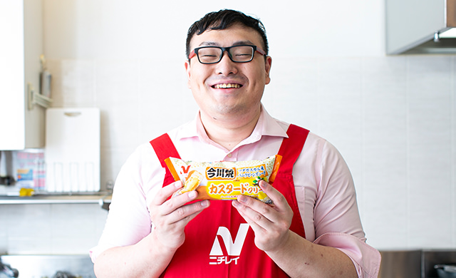 ジョーさん。が『今川焼（カスタードクリーム）』を手にしている様子