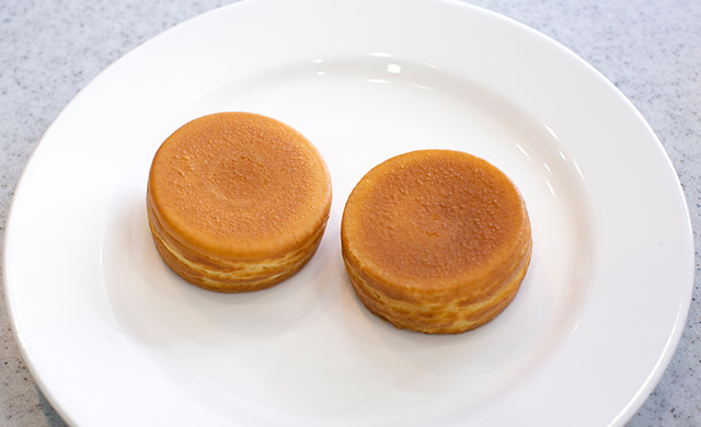 器に今川焼が2個乗っている様子