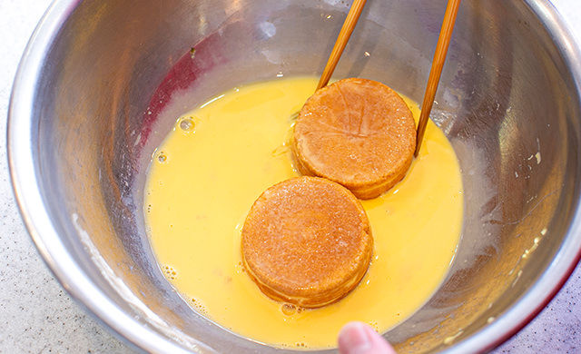 卵液に今川焼を浸している様子