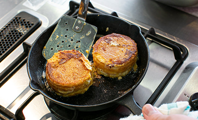 今川焼を焼いている様子