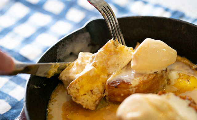 今川焼フレンチトーストにフォークを入れている様子