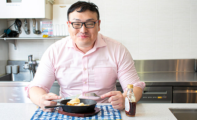 ジョーさん。が試食している様子