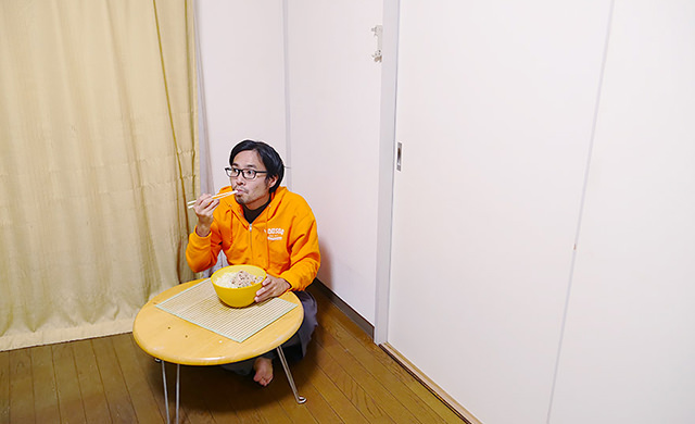 自宅で食事をする地主さん