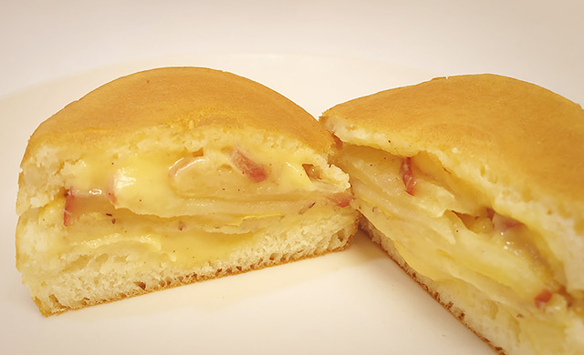 レンジで加熱したりんごをはさんだ今川焼