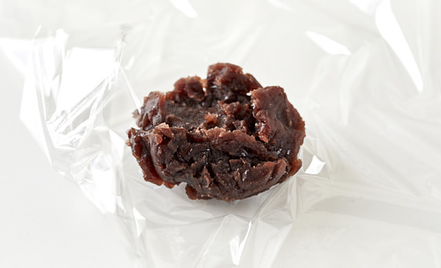 あんこをラップに広げている写真