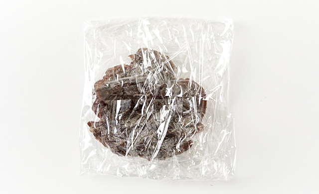 あんこをラップで包んでいる写真