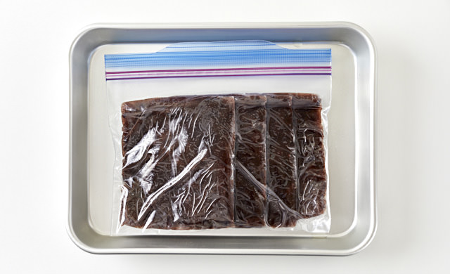 あんこを冷凍用保存袋に入れている写真