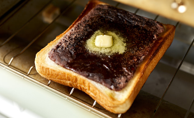 小倉トーストを焼いている写真