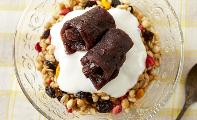 グラノーラにあんこを添えた写真