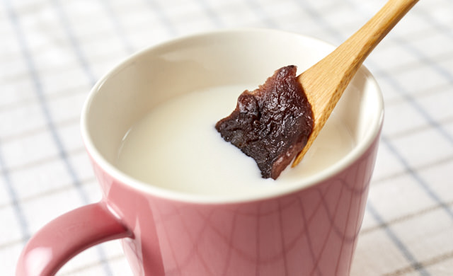 ミルクにあんこを入れている写真