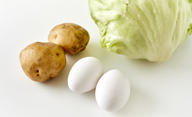 じゃがいも、レタス、卵の写真