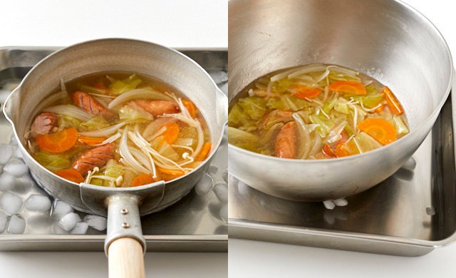 スープを冷やしている写真