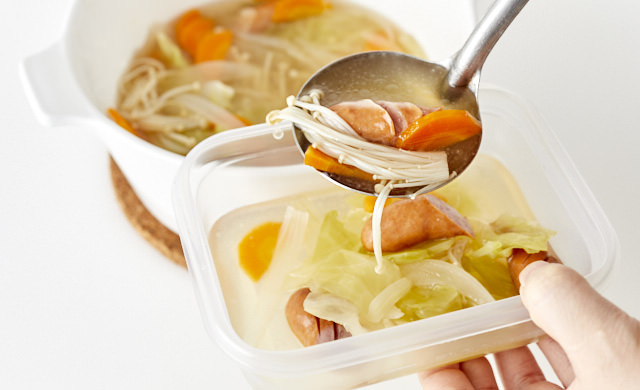 スープを保存容器に入れている写真