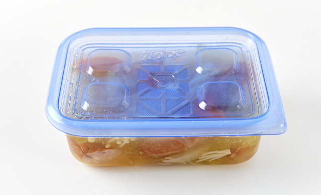 保存容器に入れたスープの写真