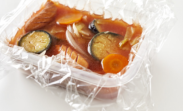 保存容器にラップを敷いてスープを入れた写真