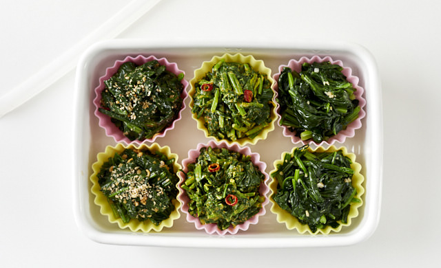 シリコンカップに入れたほうれん草おかずの写真