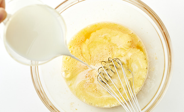 ボウルに卵液の材料を入れた写真