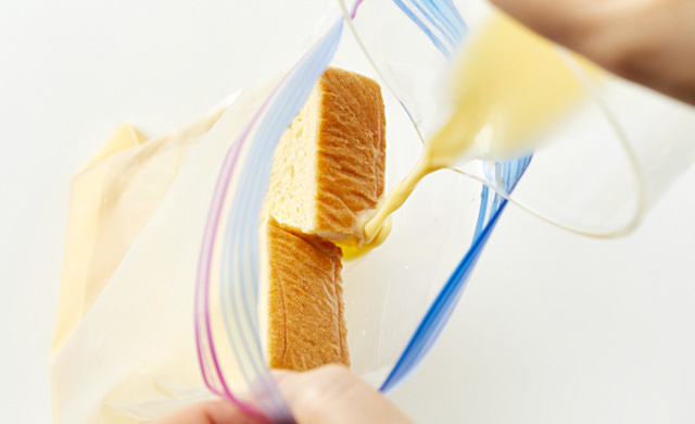 冷凍用保存袋にパンと卵液を入れた写真