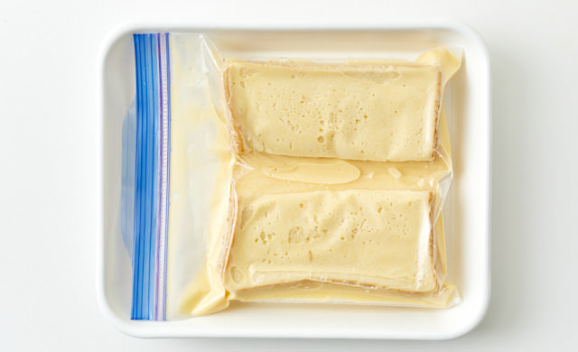 冷凍用保存袋をバットにのせた写真