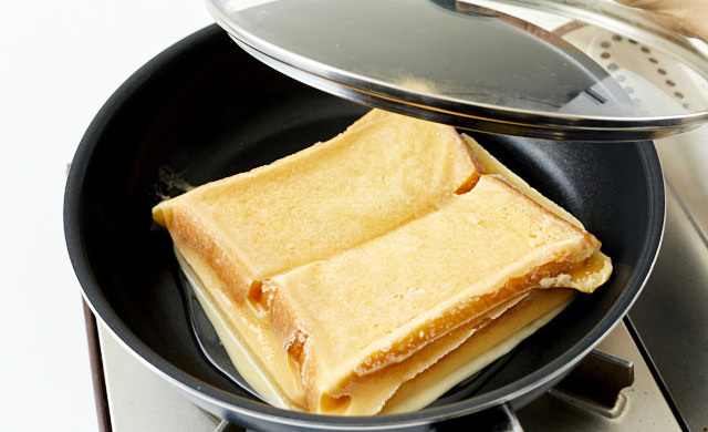 フライパンに凍ったフレンチトーストを入れた写真