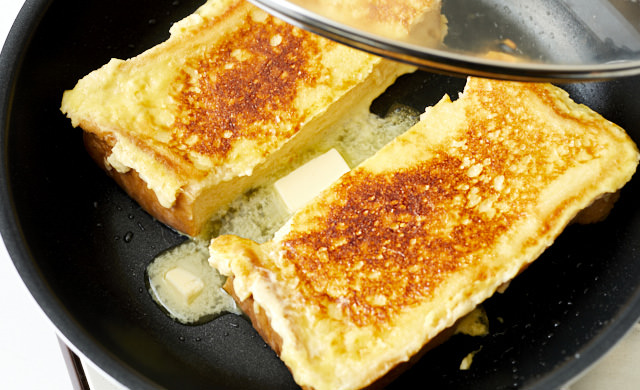 裏返してバターを入れた写真