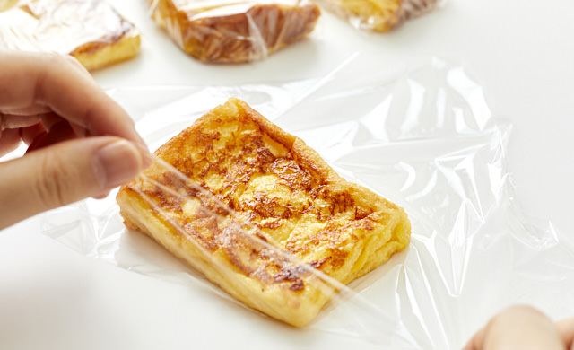 フレンチトーストを1切れずつラップで包んだ写真