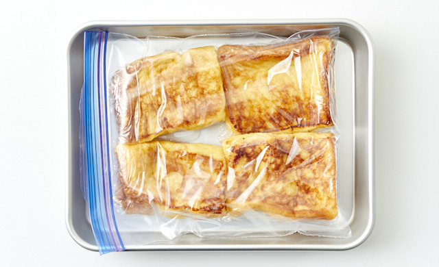 冷凍用保存袋に入れ金属製のバットにのせた写真