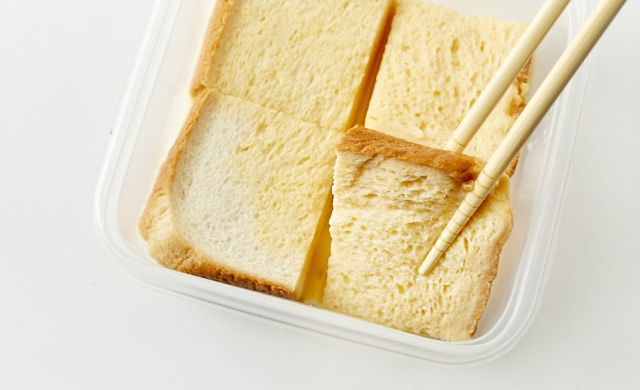 卵液に浸したパンをひっくり返している写真