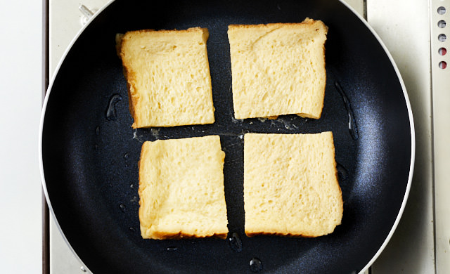 フレンチトーストを焼いている写真