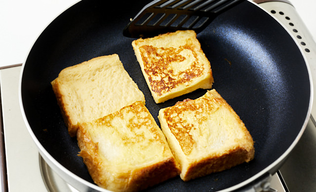 フレンチトーストを焼いている写真