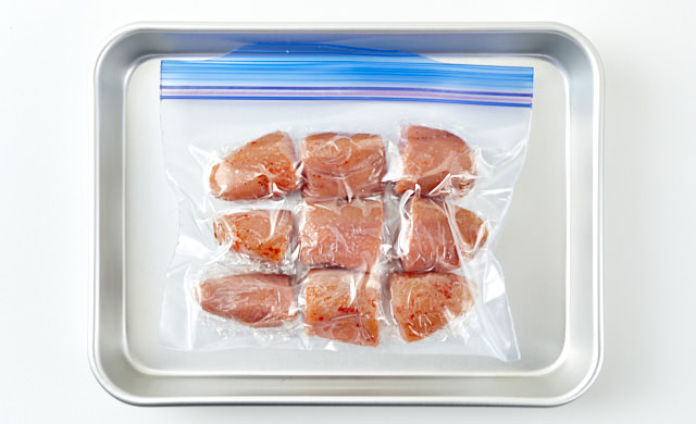 冷凍用保存袋に入れ金属製のバットにのせた写真