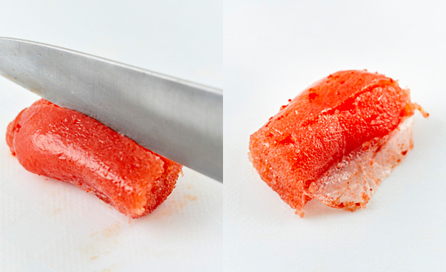 明太子に切りこみを入れている写真/明太子の皮をむいている写真