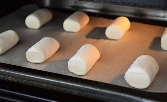 マシュマロをオーブン皿に並べた画像