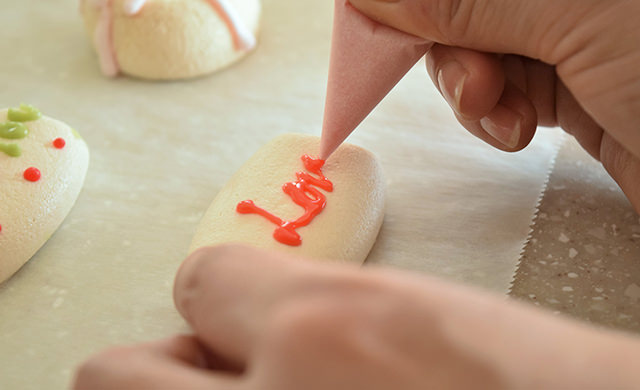 焼いたマシュマロにデコレーションしている画像