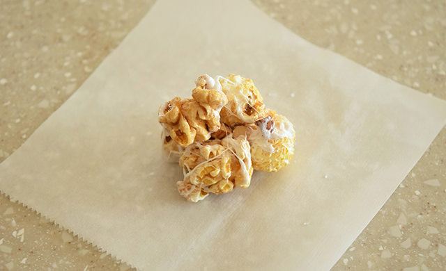 混ぜ合わせたポップコーンとマシュマロをオーブンシートの上に乗せた画像