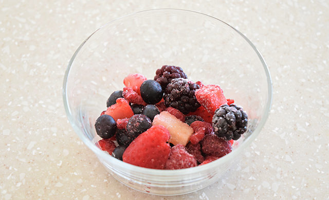 耐熱容器に冷凍ミックスベリーを凍ったまま入れた画像