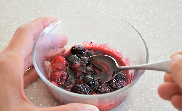 冷凍ミックスベリーに砂糖を加えて混ぜている画像