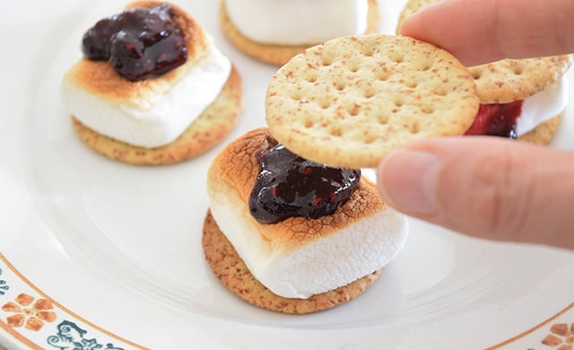 マシュマロとジャムをグラハムクラッカーでサンドしている画像