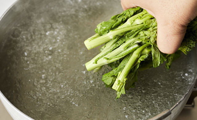 菜の花をゆでる写真