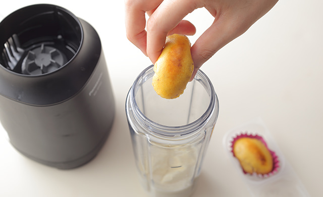 ミキサーにスイートポテトを入れている写真