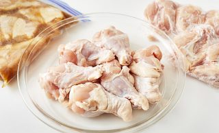 左に冷凍した下味冷凍の鶏手羽元、中央に生の鶏手羽元、右に冷凍した鶏手羽元の写真