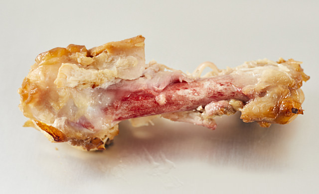 骨に赤みが残る鶏手羽元の写真