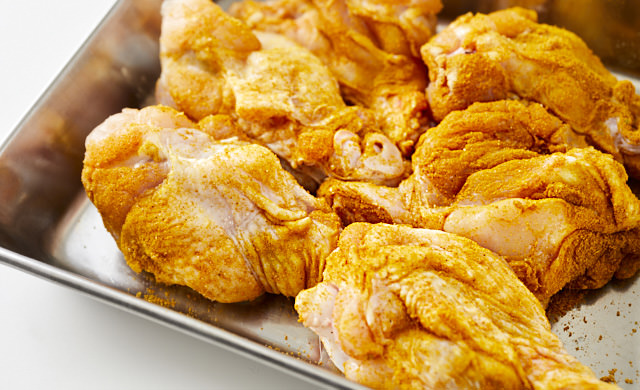 手羽元に下味をもみ込む写真