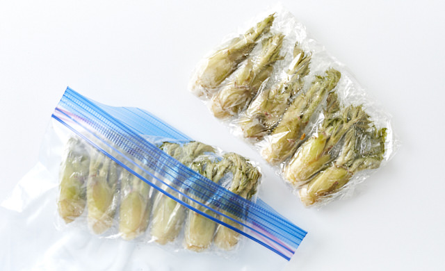ラップで包んだタラの芽を冷凍用保存袋に入れた写真