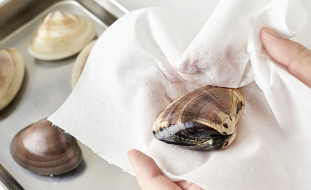 はまぐりの水気を拭き取っている写真