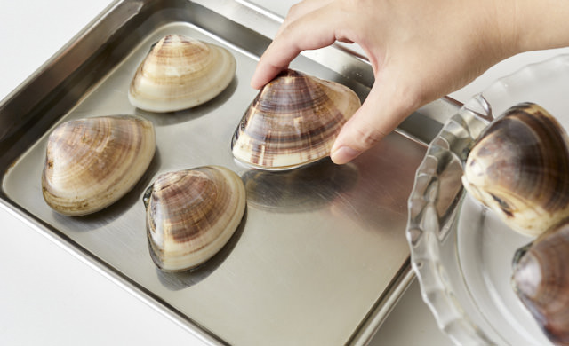 バットにはまぐりを入れている写真