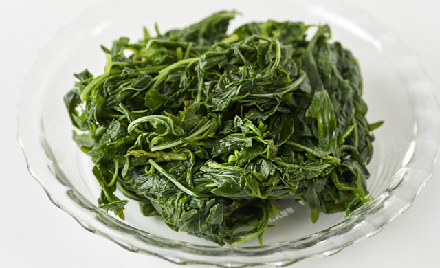 よもぎを水からあげて、水気を切った状態の写真